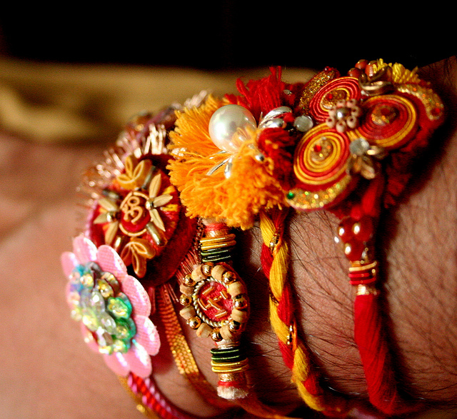 4 Auspicious Rakhi Gifts for your USA Based Bro!!